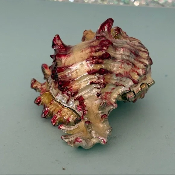 Monet 2011 MUREX Red Cream Seashell Hinged Metal Treasures Trinket Box - Picture 3 of 9
